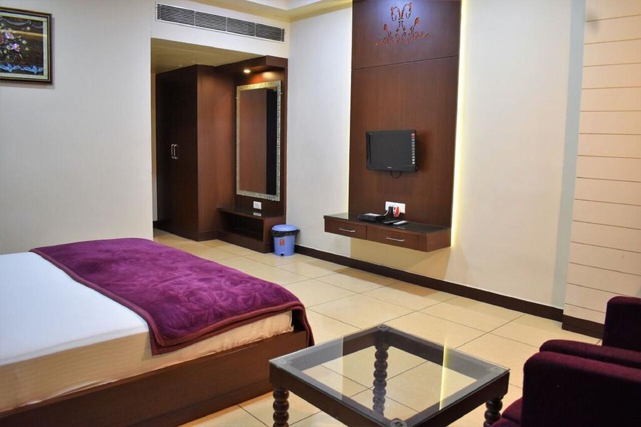 Hotel Ashish Continental Phagwāra Екстериор снимка