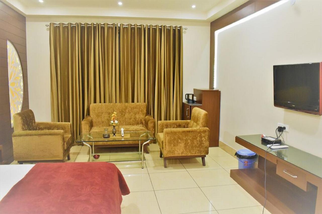 Hotel Ashish Continental Phagwāra Екстериор снимка