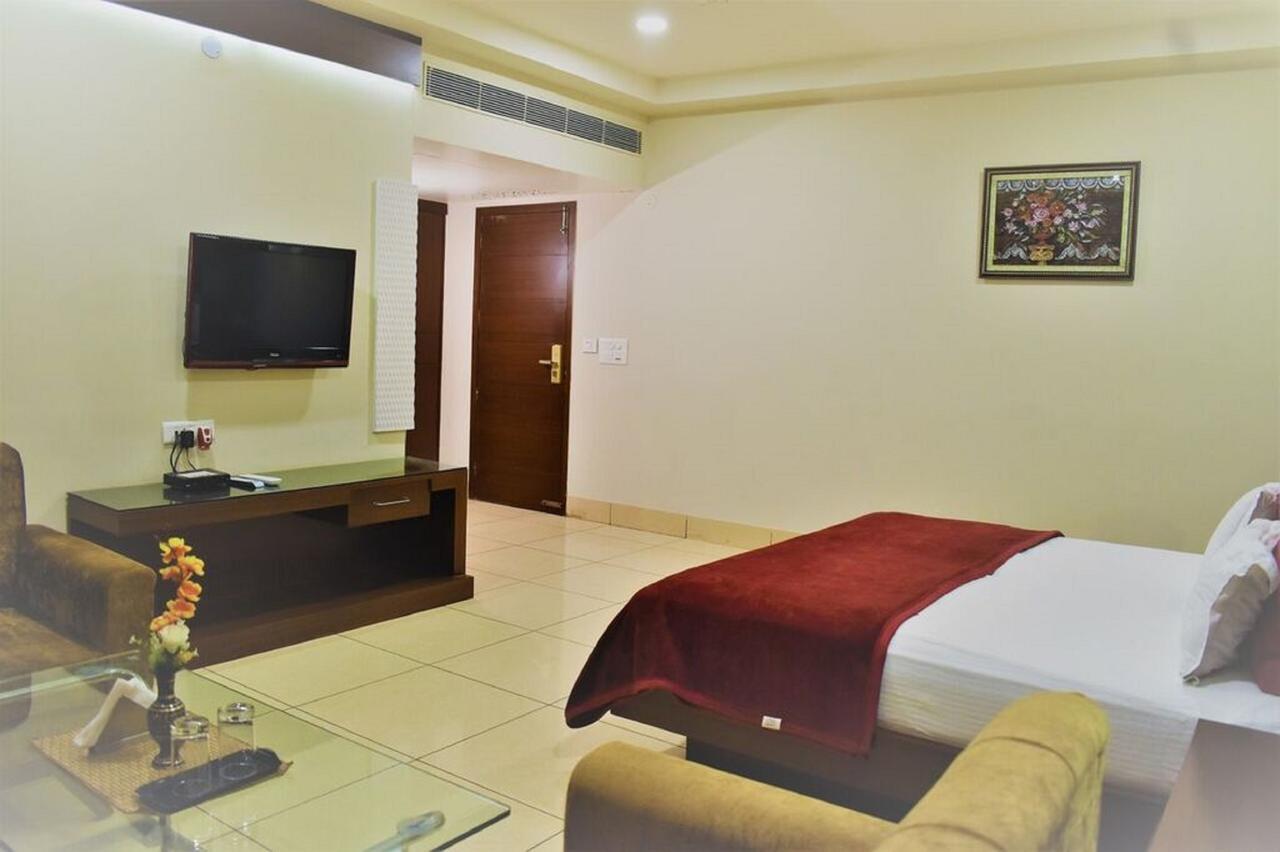 Hotel Ashish Continental Phagwāra Екстериор снимка