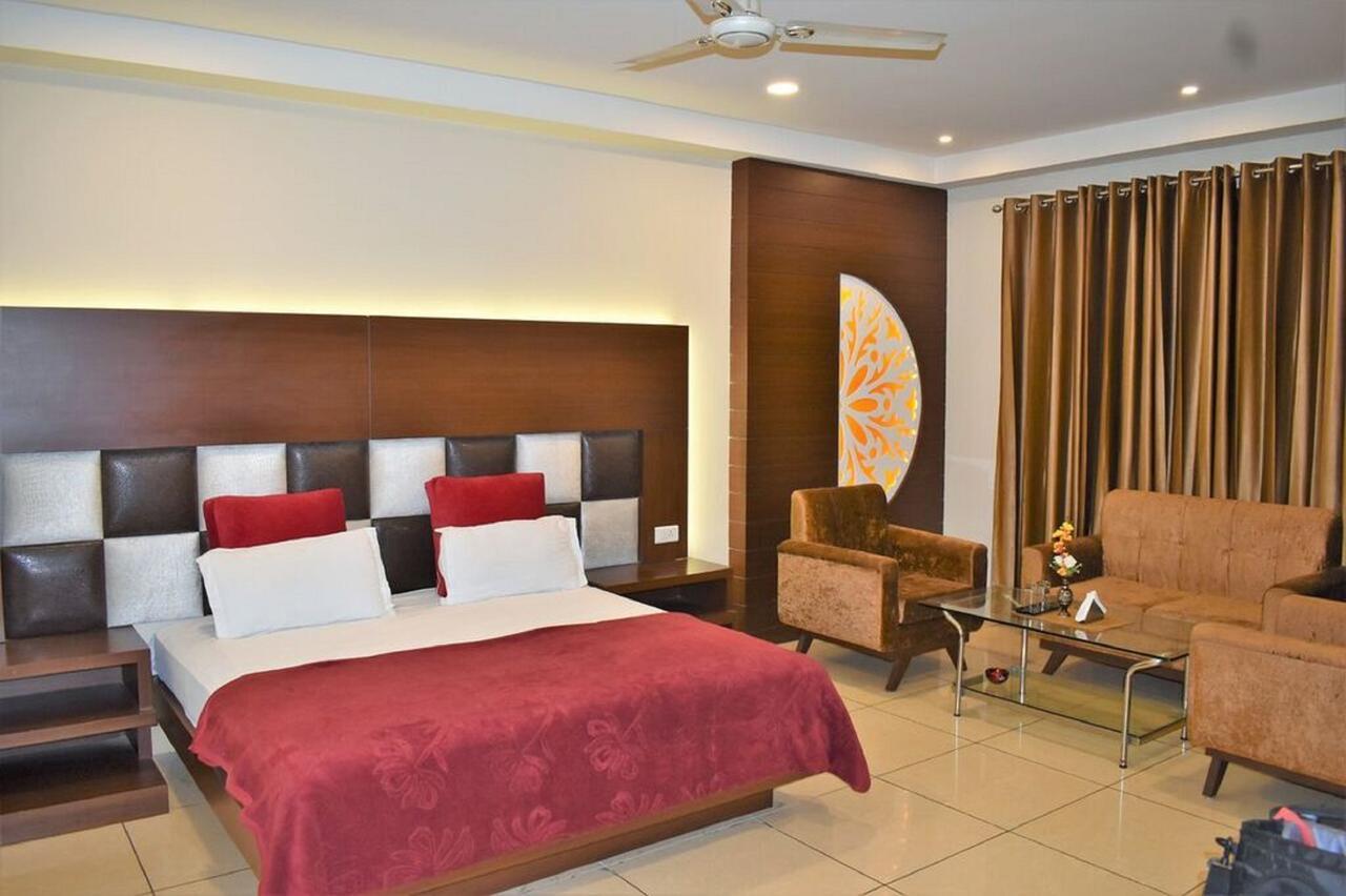 Hotel Ashish Continental Phagwāra Екстериор снимка